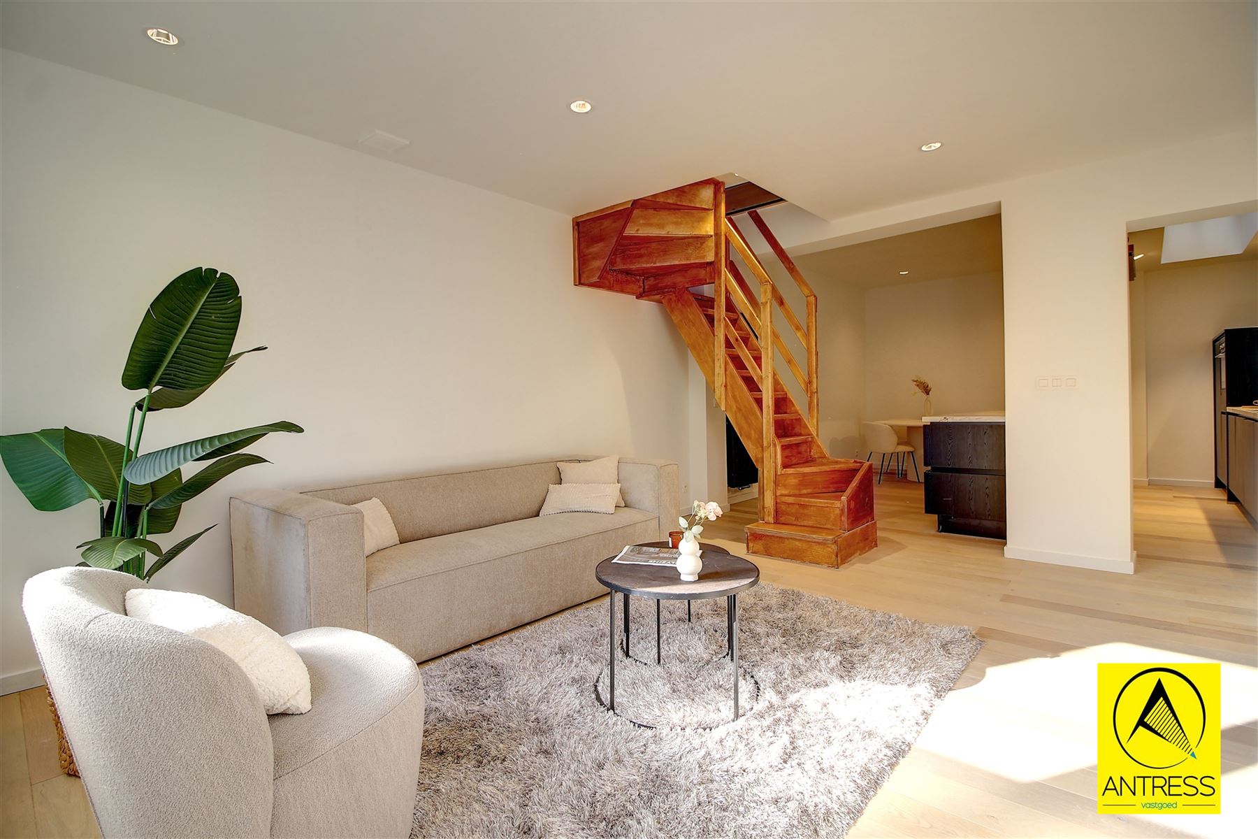 Gerenoveerde gezinswoning met 3 slaapkamers en badkamer op rustige ligging! - foto 2