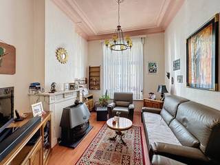 Casalina Real Estate biedt exclusief te koop aan: dit prachtige typisch Brusselse herenhuis, verdeeld over vier verdiepingen, met kelderverdieping...