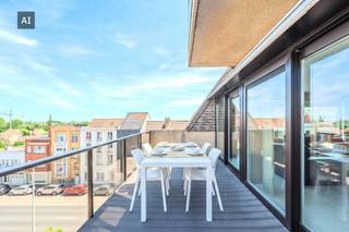 Zonnig en uniek hoekappartement met 2 slaapkamers en grote terrassen te koop in Middelkerke, Koninginnelaan 58. Dit ruim appartement ligt op de vierde verdieping van de recente residentie "Hermitage" (2009). Door de toplocatie verblijft u vlak bij winkels, horeca, openbaar vervoer en de Zeedijk. Ook is er een optie tot het kopen van een garagebox in de residentie!<br /><br />Indeling:<br />- inkomhall voorzien van vestiairekasten<br />- lichtrijke leefruimte (35m²) <br />- open keuken voorzien van kookeiland, vitro-keramische kookplaat, vaatwasmachine, microgolf, koelkast met vriesvak en heel wat opbergruimte<br />- berging <br />- terras (17 m²) met ochtendzon<br />- terras (20m²) met ochtend - en middagzon<br />- apart toilet met handwaslavabo<br />- badkamer met bad en dubbel lavabomeubel<br />- slaapkamer 1 (11m²) met ingemaakte kasten<br />- slaapkamer 2 (11m²) met ingemaakte kasten<br />- berging met aansluiting wasmachine<br /><br />Troeven:<br />- Ruime en zonnige terrassen <br />- Lichtrijk hoekappartement<br />- Recent gebouw (2009)<br />- Instapklaar en zeer mooi onderhouden appartement<br />- Ideaal appartement als vast of tweede verblijf!<br />- Mogelijkheid tot aankopen van een garagebox in het gebouw<br />- Gemeenschappelijke fietsenberging in het gebouw<br /><br />Bent u op zoek naar een instapklaar hoekappartement met 2 slaapkamers en ruime terrassen? Aarzel niet en leg vandaag nog uw bezoek vast!<br /><br />Bestuursmaatregelen in het maatregelenregister: nee