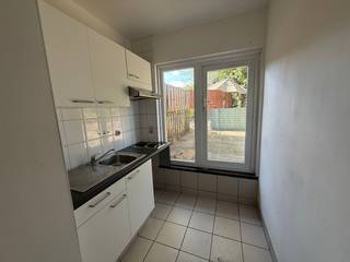 Dit gezellige appartement biedt alles wat je nodig hebt voor comfortabel wonen. Het beschikt over een volledig uitgeruste keuken, ideaal voor...