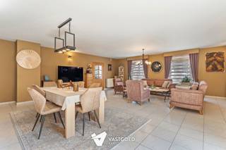 <p><span>Zeer ruime woning (+/- 400 m²) met 5 slaapkamers uiterst rustig gelegen op een perceel 1415 m² te Beringen.</span></p><p><span> </span></p><p><span>Belangrijkste troeven: </span></p><p><span>- Centrale doch ligging in de nabijheid van de B-mine, eetgelegenheden, openbaar vervoer, scholen,...</span></p><p><span>- Uitstekend onderhouden</span></p><p><span>- 5 slaapkamers</span></p><p><span>- Inpandige garage </span></p><p><span>- Prachtige tuin met overdekt terras</span></p><p><span>- Airco</span></p><p><span>- Zonnepanelen 16 stuks (5500 Kwh)</span></p><p><span>- Ruime zolder </span></p><p><span> </span></p><p><span>Bekijk zeker ook de foto's en de grondplannen met de afmetingen. Zo krijgt u van thuis uit al een perfect beeld van wat deze woning te bieden heeft!</span></p><p><span> </span></p><p><span>Wenst u meer info of een vrijblijvende bezichtiging, contacteer dan ons kantoor op het nummer 011 85 15 15 en wij helpen u graag verder. </span></p>