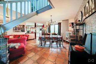 Présentation complète et plan vidéo dynamique disponibles sur notre site :https://weinvest.be/fr-BE/property/for-sale/huy/house/33258? We Invest Huy vous présente cette charmante maison idéalement située à la Sarte à Huy sur une parcelle de 2 463 m², même propriétaire de puis la construction.  Au rez-de-chaussée : hall d'entrée, séjour, cuisine, véranda, dressing, deux chambres, salle de douche. Au1er étage : hall de nuit, deux chambres, salle de bain. Le sous-sol comprend deux caves offrant des espaces de rangement supplémentaires ainsi qu'un garage. À l'extérieur, profitez d'un jardin verdoyant, d'une terrasse et de 2 places de parking. Aspects techniques :  chauffage central au gaz de ville, de châssis en bois double vitrage, PEB D (20190515003702 – 48 210 kWh/an – 267 kWh/m².an). Electricité non conforme. Offre soumise à l'acceptation des propriétaires. Pour toute question ou pour organiser une visite, n'hésitez pas à contacter Elisa au 0498/43.04.14 ou par email à l'adresse elisa.rom@weinvest.be. Nous sommes là pour vous accompagner dans votre recherche d'achat ou d'investissement ainsi que dans votre projet de vente, n'hésitez pas à faire appel à nous!