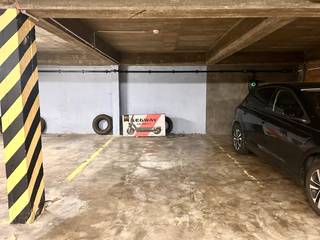 🚗 Overdekte autostaanplaatsen te huur<br />Centraal gelegen, makkelijk bereikbaar en direct beschikbaar, ideaal voor wie zorgeloos wil parkeren in de stad.<br /><br />🅿️ Kenmerken <br />✔️ Overdekte autostaanplaatsen<br />✔️ Perfect onderhouden<br />✔️ Centrale ligging<br />✔️ Geen bijkomende kosten<br />✔️ Huren met vennootschap mogelijk<br /><br />💰 Huurprijs <br />€120 / maand excl. btw, €145,20 / maand incl. 21% btw<br /> Geen extra kosten<br /><br />📍 Voor wie? <br />Ideaal voor bewoners, ondernemers, pendelaars of wie gewoon een veilige, vaste parkeerplek zoekt in de buurt.<br /><br />📞 Interesse? <br />Contacteer ons via 03/203.02.02 of immo@sidimex.be.<br />Wij helpen je met de glimlach 🤍<br /><br />#Sidimex #TeHuurAntwerpen #Autostaanplaats #ParkerenAntwerpen #OverdektParkeren #VennootschapMogelijk #Bijonszituvastgoed