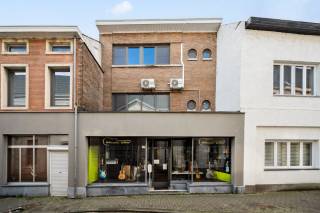 In het centrum van Tienen vindt u deze ruime handelszaak met private woonst met 2 politienummers namelijk 99 en 101. Het gelijkvloers omvat vitrine, handelsruimte of praktijkruimte van 90m², berging, 3 kamers als bureau of andere doelstelling en zuid gericht terras. Op de verdieping vindt u leefruimte, ingerichte keuken, badkamer en wasplaats. De 2de verdieping omvat 3 slaapkamers en zolderkamer. Er zijn 2 elektriciteitsmeters, 2 aardgasmeters waarvan 1 buiten gebruik en 2 watermeters. De verwarming gebeurt door aardgas condensatieketel. Dit is een zeer interessant pand voor uitbating zelfstandige activiteit of vrij beroep.