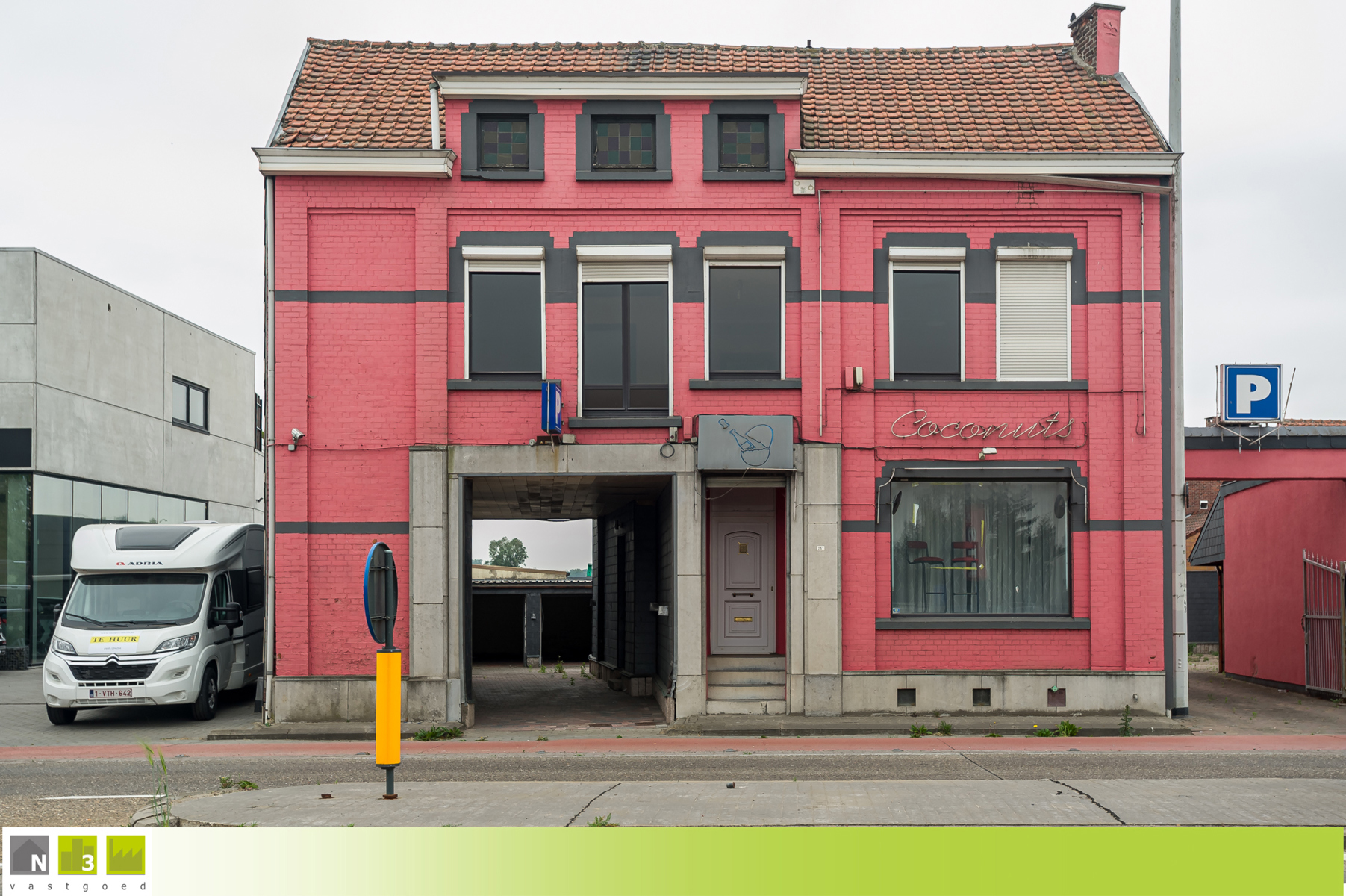 TE RENOVEREN HANDELSHUIS MET 3 GARAGES COMMERCIEEL GELEGEN LANGS DE LUIKERSTEENWEG TE BRUSTEM OP 3A 41CA