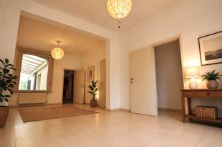 INSTAPLARE WONING AAN DE RAND VAN DE STAD In een rustige eenrichtingsstraat nabij het centrum presenteert deze instapklare woning zich verrassend...