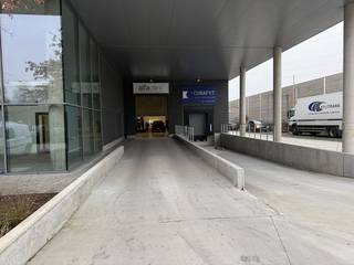 Fantastisch gelegen modern bedrijfsgebouw, met uitstekende visbiliteit vanaf de E40. Bestaande uit 1.003 m² magazijnruimte gecombineerd met 344...