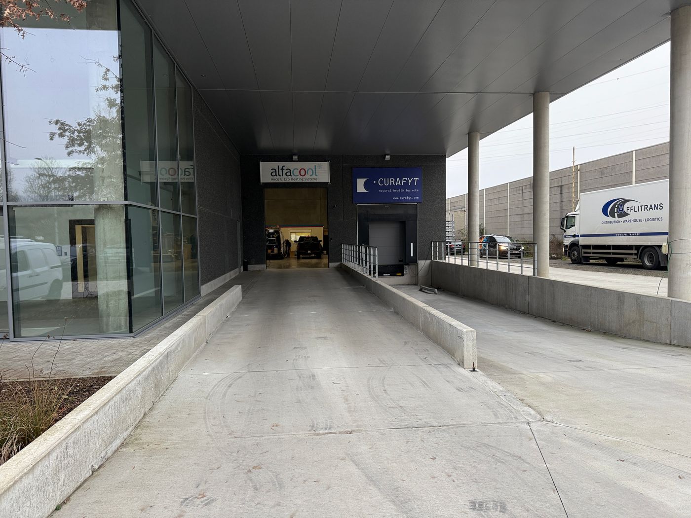 Modern bedrijfsgebouw van 1.347 m² met uitstekende visibiliteit langs E40 - photo 2