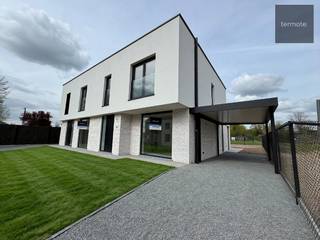 <span><strong><u><span>LIGGING</span></u></strong><u><span>:</span></u></span><br /><span><span>In de Guido Gezellestraat woon je in een rustige, residentiele buurt :</span></span><br /><span><span>• Het centrum van Ooigem is vlakbij voor jouw dagelijkse boodschappen en andere faciliteiten, alles binnen een straal van 500m (supermarkt, school, bus, dokter, apotheek, horeca, …);</span></span><br /><span><span>• Vlotte verbindingen naar E17, Waregem, Kortrijk en omliggende steden, perfect voor je werk of vrije tijd;</span></span><br /><span><span>• De Leie en Ooigembos bevinden zich op een boogscheut, voor het maken van een landelijke fiets- of wandeltocht;</span></span><br /><br /><span><strong><u><span>INDELING:</span></u></strong></span>
<ul>
<li><span>inkomhall met gastentoilet</span></li>
<li><span>grote leefruimte met keukenhoek (samen 52m²)</span></li>
<li><span>ruime berg-/wasplaats</span></li>
<li><span>3 ruime slaapkamers</span></li>
<li><span>grote badkamer met ligbad, inloopdouche, dubbele lavabo en toilet</span></li>
<li><span>omheinde tuin met terras en oprit met carport</span></li>
</ul>
<br /><span><strong><u><span>AFWERKING:</span></u></strong></span><br /><span><span>De woningen worden volledig afgewerkt; keuken, badkamer, vloeren, ...</span></span><br /><span><span>Focus op duurzaamheid : de woningen zijn ontworpen met oog voor de toekomst.<br />Ze zijn uitgerust met een lucht-water warmtepomp, wat zorgt voor een energiezuinige en aangename vloerverwarming en koeling van je woning.<br />Deze duurzame technologie draagt bij aan een lager energieverbruik, wat zowel goed is voor het milieu als voor je energiekosten.<br />Geniet van een lage energiefactuur door een duurzame oplossing voor verwarming. </span></span><br /><span><span>BEN-woning - E-peil : 30</span></span><br /><span><span>- 12 zonnepanelen van 475W met individuele omvormer voor eigen opbrengst;</span></span><br /><span><span>- ventilatiesysteem C </span></span><br /><span><span>- stads- en regenwater (7.500 liter)</span></span><br /><span><span>- omheinde tuin met terras achteraan + oprit en carport 17m² (verhard met kiezel/dolomiet)</span></span><br /><span> </span>