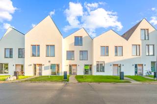 TOPGELEGEN aan de LEIE, ENERGIEZUINIGE NIEUWBOUW ARCHITECTENWONING (architecten Caan) met TUIN, 3 SLK, 2 badkamers. LAATSTE! + 21% BTW. Voorzien van ZONNEPANELEN. INDELING: inkom, apart toilet, handige grote bergingen, geïnstalleerde luxe-keuken, leuke leefruimte uitgevend op aangelegd terras en omheinde tuin met overdekt terras, tuinhuis en UITWEG voor de fiets. Op het 1ste verdiep bevinden zich een leuke extra zithoek (met vide), geïnstalleerde bureau, slaapkamer met ensuite badkamer. Op het 2de verdiep 2 slaapkamers en extra badkamer. TOPKWALITEIT en DIRECT INSTAPKLAAR! Bezoek na afspraak met IMMO BEGUIN: info@immobeguin.be