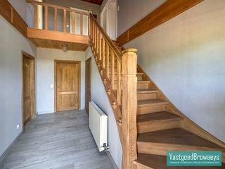 Deze instapklare, goed onderhouden woning is gelegen in een rustige omgeving in Melle (grens met Oosterzele), nabij tal van verschillende invalswegen (E40) en biedt alle comfort voor wie op zoek is naar ruimte en een aangename woonomgeving. De gelijkvloerse verdieping bestaat uit een inkomhal met bezoekerstoilet, ruime leefruimte en aansluitend veranda, aparte ingerichte keuken, ruime berging dienstig als stockage en buiten voorzien van terras en tuin. <br /><br />De woning telt drie volwaardige slaapkamers, perfect voor een gezin, een koppel of wie graag een bureau of hobbyruimte voorziet. De badkamer is voorzien van een bad, enkele lavabo en een extra toilet.<br /><br />Daarnaast beschikt de woning ook over een garage, wat zorgt voor extra opbergruimte of parkeermogelijkheid.<br /><br />Onmiddelijk beschikbaar.<br /><br />Voor meer informatie of een bezoek ter plaatse contacteer Stefanie op het nummer: 055/59 50 10 of via email: stefanie@vastgoedbrowaeys.be