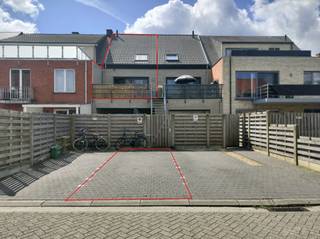 Dit duplexappartement met een netto oppervlakte van 71m² is gelegen in het centrum van Westmalle, aan de Antwerpsesteenweg. Het appartement werd gebouwd in 2017 en beschikt over een gunstig EPC-label B (105 kWh/m²jaar).<br />Het appartement is op twee manieren toegankelijk: via de gemeenschappelijke traphal aan de Antwerpsesteenweg of via de doodlopende straat Bergstraatje, waar zich de autostaanplaats bevindt. Aan deze zijde bevindt zich een buitentrap die rechtstreeks toegang geeft tot het terras.<br />Op de eerste verdieping bevindt zich de ruime leefruimte, aansluitend op de open keuken. De keuken is uitgerust met een koelkast, kookplaat, dampkap, vaatwasser en vernieuwde microgolfoven. Via het schuifraam heb je rechtstreeks toegang tot het terras. Verder beschikt deze verdieping over een berging met aansluitingen voor wasmachine en droogkast en een apart toilet.<br />Via de trap in de leefruimte bereik je de tweede verdieping. Hier bevinden zich de ruime slaapkamer, een tweede kleine slaapkamer (met ingebouwde kasten) die eveneens geschikt is als dressing of bureau, en de badkamer met lavabo en inloopdouche.<br />Vanuit de nachthal is er via een uitvaltrap toegang tot de ruime zolder, die extra opbergruimte biedt.<br />De netto-oppervlakte van 71m² omvat volgende ruimtes: woonkamer (20,35m²), keuken (11,71m²), berging (2,65m²), wc (1,46m²), nachthal (3,18m²), slaapkamer 1 (13,96m²), slaapkamer 2/bureau/dressing (9,89m²), badkamer (8,36m²).<br />Bijkomend zijn ook het terras van 11,81 m², de zolderruimte en de autostaanplaats inbegrepen in de huurprijs.<br />Bijzonderheden:<br />-	Centrale ligging<br />-	Terras van 11,81m²<br />-	Eigen autostaanplaats<br />-	Twee toegangen<br />-	Recent gebouw<br />-	Direct beschikbaar<br />Huurprijs: €950/maand + €25/maand gemeenschappelijke kosten<br />De gemeenschappelijke kosten omvatten de blokpolis, gemeenschappelijk water- en elektriciteitsverbruik en het tweejaarlijks onderhoud gasketel<br />Bij interesse kan u het formulier invullen: https://forms.gle/YVgxs4FCNA6gW4so9<br />Kijkmoment: 24/10 10u-14u