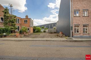 Op zoek naar een unieke kans om je eigen droomwoning te bouwen in hartje Mechelen? Deze grond van 255 m², gelegen aan de Kerkhoflei, biedt de perfecte gelegenheid om een thuis te creëren op een residentiële locatie, op wandelafstand van het centrum en nabij alle voorzieningen.<br /><br />Als inspiratie voegen we een voorbeeldontwerp toe aan deze publiciteit, zodat je een idee krijgt van wat hier perfect mogelijk is (onder voorbehoud van de nodige vergunningen).<br /><br />Troeven:<br />• Gunstige ligging in Mechelen<br />• Perceeloppervlakte: 255 m²<br />• Rustige straat met vlotte bereikbaarheid<br />• Gelegen in woonzone<br />• Mogelijkheid tot realisatie van een eengezinswoning<br /><br />Ben je een particulier met bouwplannen of een investeerder op zoek naar een strategische locatie? Neem gerust contact met Nico via 0478 012 012 of Nico@reds.be.