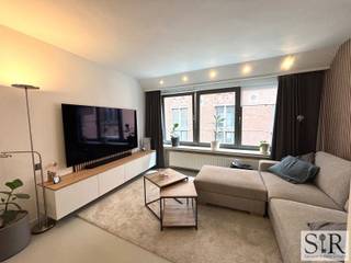 Net binnen de stadsring bevindt zich deze mooie en moderne woning met twee slaapkamers. Dankzij de ligging in een doodlopende en rustige straat kan je genieten van de troeven van in de gezellige Mechelse binnenstad te wonen zonder geluidsoverlast. De woning werd volledig gerenoveerd met kwalitatieve materialen en is smaakvol ingericht.<br /><br />De woning is ingedeeld als een bel-etage met op het gelijkvloers een hal en een zeer ruime garage die plaats biedt aan een wagen, fietsen, wasmachine, droogkast en nog veel extra opbergmogelijkheden.<br />Op de eerste verdieping bevindt zich de gezellige leefruimte en eetkamer met aansluitend een L-vormige, lichtrijke keuken die voorzien is van alle modern comfort (vaatwasmachine, oven, koelkast, microgolfoven en inductievuur). Via de keuken betreden we het toffe en rustige terras, er is ook nog een toilet en een berging op dit verdiep. <br />Op de tweede verdieping zijn er nog 2 grote, volwaardige slaapkamers en een frisse badkamer met een inloopdouche en lavabo-meubel. <br /><br />Dankzij de uitstekende ligging bereik je vlot verbindingswegen en autosnelwegen met de wagen maar heb je ook met de fiets of te voet zeer veel faciliteiten binnen handbereik. <br />Het terras zorgt ervoor dat je toch in alle rust thuis kan genieten van wat buitenruimte in de zomer. <br />Te huren vanaf 01/08/2026.<br />Indien gewenst kunnen de meubels overgenomen worden van de huidige bewoner.<br /><br />Aarzel niet en vraag snel je afspraak aan door een mail te sturen naar info@immosir.be of door te reageren op de advertentie en dan zien we jou graag voor een rondleiding in dit toffe huis!