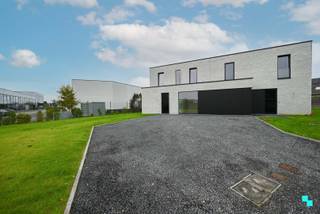 Ontdek deze uiterst hoogwaardige nieuwbouwwoning, gelegen op een perceel van 408m² en beschikkende over drie slaapkamers. Het EPC bedraagt slechts...