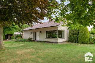 Instapklare woning met zuidelijk georiënteerde tuin. Glegen in rustige verkaveling op 5 minuten van de Nederlandse grens.Bijzonderheden: * Ruime...