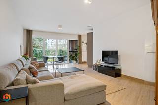 Op een uitstekende locatie in Mechelen bevindt zich dit moderne appartement met 2 slaapkamers, 1 ondergrondse parkeerplaats en een terras. U bevindt zich hier vlakbij winkels, eet-en drankgelegenheden, scholen en het openbaar vervoer. Verder geniet u van een goede bereikbaarheid naar belangrijke invalswegen.<br /><br />We betreden het appartement via de inkomhal met apart toilet. De ruime leefruimte met open keuken, dewelke voorzien is van de voornaamste toestellen,  geniet van zeer veel lichtinval door de grote raampartijen. Verder beschikt het appartement over twee slaapkamers, een berging en een badkamer uitgerust met lavabo en douche. In de tuin met terras kan u steeds in alle rust en privacy genieten van het mooi weer. Verder beschikt het appartement over 1 ondergrondse parkeerplaats en een berging. De gemeenschappelijke kosten bedragen €100/maand.<br /><br />Het appartement is beschikbaar vanaf 6/04/2026.<br /><br />U dient een bezoekaanvraag in te dienen via het zoekertje op onze website via de knop "vraag bezoek aan".<br /><br />Dit is een uitstekende opportuniteit als u op zoek bent naar een instapklaar appartement met 2 slaapkamers, 1 ondergrondse parkeerplaats en een tuin op een toplocatie te Mechelen. Contacteer ons voor meer informatie op 0468/25.68.03 of neem een kijkje op www.boonstravastgoed.be . <br /><br />Bijzonderheden: <br />- 2 slaapkamers<br />- Uitstekende ligging <br />- Goede bereikbaarheid naar belangrijke invalswegen