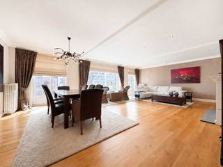 Dit ruime en aangename appartement geniet van een uitstekende ligging op de begeerde Lippenslaan in Knokke. Dankzij de centrale ligging bevinden winkels, restaurants, de zeedijk en het strand zich allemaal op korte wandelafstand.<br /><br />Het appartement beschikt over een ruime inkomhal met vestiaire en een afzonderlijk toilet. De lichtrijke leefruimte geniet van een aangename natuurlijke lichtinval en biedt rechtstreeks toegang tot het terras. De aparte, ingerichte keuken is praktisch ingericht en beschikt over voldoende werk- en opbergruimte.<br /><br />Verder omvat het appartement vier ruime slaapkamers en een douchekamer. Een praktische berging zorgt voor extra comfort en opbergruimte. Daarnaast beschikt de eigendom over een privatieve kelderberging en een gemeenschappelijke fietsenberging.<br /><br />Een unieke en veelzijdige eigendom met een aangename woonoppervlakte en een uitstekende ligging in het hart van Knokke, ideaal als vaste woonst of als comfortabel tweede verblijf aan zee.<br />Stedenbouwkundig uittreksel en maatregelenregister in aanvraag.<br /><br />Aarzel niet om ons te contacteren voor meer informatie: tel.: 050 62 44 14 of via knokke@immax.be