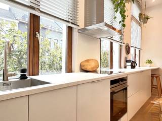 Deze prachtige gemeubelde studio is gelegen op een toplocatie op het Zuid, aan de Marnixplaats. <br /><br />De studio is beschikbaar vanaf 15-08 of 01-09, en is gelegen op de 1e verdieping van een karaktervol pand. <br /><br />Indeling: <br />Volledig ingerichte keuken met leuk bar gedeelte om aan te gaan zitten met een glaasje. Leefruimte met zitgedeelte en open slaapruimte met dubbel bed, op prachtige visgraatparket.<br />Apart toilet en mooie badkamer met inloopdouche. <br /><br />Bijzonderheden:<br />Gunstige EPC score van 142 kWh/m²<br />Airco en televisie aanwezig<br />ALL IN huurprijs : € 1.450 (incl. water, gas, elektriciteit en internet)<br />Dit pand kan met vennootschap gehuurd worden indien gewenst, wat interessant kan zijn voorzelfstandige of in bijberoep.