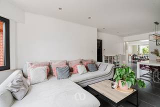 INSCRIVEZ-VOUS POUR LA PREMIÈRE VISITE DU MERCREDI 30 JUILLET VIA NOTRE SITE WEB !<br /><br />Êtes-vous à la recherche d'une maison entièrement rénovée et prête à habiter avec quatre chambres au centre de Brakel ? Trouvé !<br /><br />L'emplacement central, les espaces de vie spacieux et lumineux, les quatre chambres à coucher complètes et l'espace extérieur confortable avec cuisine extérieure et mancave ne sont que quelques-uns des nombreux atouts que l'on trouve ici. De plus, la maison est équipée de panneaux solaires et est entièrement prête à emménager.<br /><br />DISPOSITION :<br /><br />RDC :<br />Vous entrez dans la maison par le hall d'entrée spacieux avec des placards intégrés et des toilettes pour invités. De là, vous arrivez dans le salon lumineux avec coin salon confortable et salle à manger. La cuisine ouverte est le cœur de la maison et offre de la place pour une deuxième salle à manger. Il y a aussi un débarras pratique et une buanderie séparée.<br /><br />1er étage :<br />Le grand palier donne accès à deux chambres à coucher complètes et une salle de bains moderne équipée d'une baignoire, d'une douche à l'italienne, de toilettes et d'un lavabo.<br /><br />2e étage :<br />Par l'escalier fixe, vous accédez au deuxième étage, où se trouvent deux chambres à coucher supplémentaires. Idéal comme chambres à coucher, bureau ou espace de loisirs.<br /><br />CAVE :<br />La maison dispose d'une cave spacieuse et sèche qui offre beaucoup d'espace de stockage supplémentaire.<br /><br />EXTÉRIEUR :<br />Cette maison a aussi beaucoup à offrir à l'extérieur. Ici, vous pourrez profiter d'un espace terrasse agréable avec un abri de jardin, une cuisine extérieure et une mancave confortable : l'endroit idéal pour se détendre et passer des moments agréables avec des amis et de la famille.<br /><br />La maison est chauffée par chauffage central au gaz naturel avec des radiateurs et est également équipée de panneaux solaires.<br /><br />Vous vous voyez déjà vivre dans cette maison prête à emménager au cœur de Brakel ? Alors n'hésitez pas et contactez-nous dès aujourd'hui pour une visite !