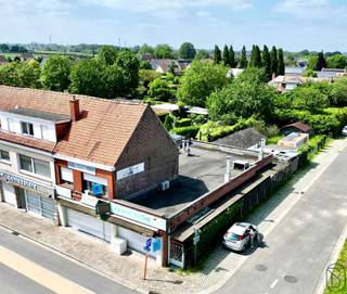 SUPER gelegen MOOIE COMMERCIËLE HOEK! Enorm veel POTENTIEEL (renovatie/afbraak) nabij het CENTRUM, goede visibiliteit, parkeergelegenheid,...