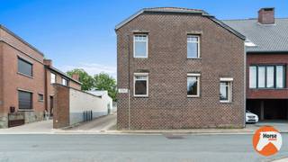 RIEMST - Te renoveren woning met stalling op ruim perceel<br /><br />Bent u op zoek naar een woning met veel potentieel en een landelijke ligging? Dan is deze te renoveren woning in Zussen, een rustige deelgemeente van Riemst, zeker een bezoek waard. Gelegen in een groene en rustige omgeving biedt deze eigendom tal van mogelijkheden voor wie de handen uit de mouwen wil steken en een woning volledig naar eigen smaak wil inrichten.<br /><br />Op het gelijkvloers beschikt de woning over een eetkamer, een zitkamer, een keuken, een badkamer, een wasplaats en een inpandige garage. Op de eerste verdieping bevinden zich drie slaapkamers, met daarnaast de mogelijkheid om een ruime vierde slaapkamer te creëren of deze ruimte als opslag te gebruiken.<br /><br />De woning vraagt een renovatie, maar enkele belangrijke investeringen werden reeds uitgevoerd. Zo werden de ramen en de voordeur vernieuwd en verkeert het dak structureel in goede staat, waardoor een solide basis aanwezig is om het pand verder af te werken.<br /><br />Buiten geniet u van een ruime overdekte ruimte ideaal voor het stallen van machines en een grote stal. Aansluitend bevindt zich een weiland dat zich perfect leent voor het houden van paarden of andere dieren. Dankzij de landelijke ligging en de beschikbare buitenruimte is deze eigendom een uitstekende keuze voor dierenliefhebbers of wie op zoek is naar rust, ruimte en een landelijke levensstijl.<br /><br />Kortom, deze woning biedt een unieke kans voor wie niet terugschrikt voor een renovatie en op zoek is naar een eigendom met veel potentieel, ruime bijgebouwen en een prachtig perceel in het landelijke Zussen.<br /><br />Interesse in deze woning? Aarzel niet om ons te contacteren op 053/60 65 66!
