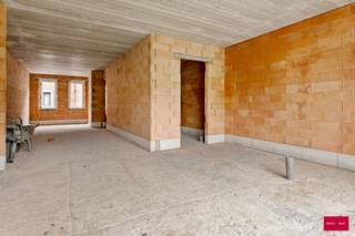 Energiezuinig wonen in het hart van Turnhout
Deze nieuwbouwwoning in de Harmoniestraat combineert een doordachte indeling met een uitstekende energieprestatie. Dankzij de centrale ligging wandel je op enkele minuten naar het station en tal van voorzieningen. Een toekomstgerichte woning waar comfort en lage energiekosten hand in hand gaan.
Een rondleiding door de woning
Via de inkomhal betreed je de woning, waar je meteen een gastentoilet en ruimte voor vestiaire vindt. Vanaf hier leidt de trap je naar de eerste verdieping. De gelijkvloerse verdieping ontvouwt zich verder met een ruime, lichtrijke leefruimte die naadloos overloopt in een open keuken. Die wordt uitgerust met kwalitatieve kasten en toestellen. Grote raampartijen aan de tuinzijde zorgen voor een mooie natuurlijke lichtinval. Vanuit de keuken heb je rechtstreekse toegang tot het terras en de westelijk georiënteerde tuin, ideaal om te genieten van de avondzon. Aansluitend is er een berging met voorziening voor wasmachine en droogkast.
Op de eerste verdieping geeft de nachthal toegang tot drie volwaardige slaapkamers, een dressing, een technische ruimte voor de warmtepomp en de badkamer. De badkamer wordt voorzien van een dubbele wastafel en biedt de keuze tussen een bad of een douche. Via de vaste trap bereik je de zolder, die extra mogelijkheden biedt als bergruimte.
De woningen worden opgeleverd als bijna-energieneutrale woningen met een E-peil lager dan 20. Dit wordt gerealiseerd dankzij een lucht/waterwarmtepomp, vloerverwarming in de volledige woning, een ventilatiesysteem type D, zes zonnepanelen met een totaalvermogen van ongeveer 2.640 Wp en superisolerende beglazing. Daarnaast wordt er een regenwaterput van 7.500 liter voorzien, aangesloten op beide toiletten en de buitenkraan.
De verkoop valt onder het btw-stelsel (21%) voor de constructie. 12% registratierechten op het grondaandeel.