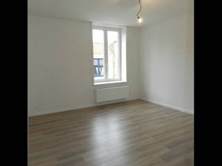 <p>Recente halfopen woning in het centrum van Nieuwkerke.</p>
<p> </p>
<p>Deze woning combineert modern wooncomfort met een centrale ligging in Nieuwkerke. Dankzij de halfopen bebouwing geniet u van extra lichtinval en een aangenaam woongevoel. De woning beschikt over drie slaapkamers, een praktische indeling en een energiezuinig EPC-label B. Bovendien zorgen de aanwezige hobbyruimte, kelder en berging voor extra functionaliteit en opbergruimte.</p>
<p> </p>
<p>Belangrijkste ruimtes:<br />• Woonkamer met aangename leefruimte en veel natuurlijk licht<br />• Eetkamer aansluitend op de leefruimte<br />• Keuken met praktische indeling<br />• Berging met extra opbergruimte<br />• Badkamer<br />• 3 slaapkamers<br />• Hobbyruimte geschikt als bureau, speelruimte of extra ontspanningsruimte<br />• Koer met buitenruimte<br />• Kelder met bijkomende stockage</p>
<p> </p>
<p>Troeven:<br />• Halfopen bebouwing met aangename lichtinval<br />• Centrale ligging in het centrum van Nieuwkerke</p>
<p> </p>
<p>Neem vandaag nog contact op met je ERA-makelaar voor een bezoek.</p>
<p> </p>
<p>JOUW DROOMHUIS. ZO GEVONDEN!</p>