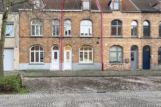 Maison spacieuse et confortable de trois chambres dans le centre de Bruges. Cette maison lumineuse se trouve à quelques minutes à pied et à vélo...