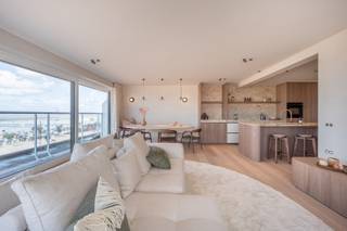 Luxueus gerenoveerd hoekappartement met terrassen en frontaal zeezicht.<br /><br />Indeling:<br />Inkomhal met gastentoilet, magnifieke ruime leefruimte met fenomenaal frontaal zeezicht en veel lichtinval. Prachtige open keuken voorzien van alle comfort en toestellen. Kast met plaats voor wasmachine en droogkast. <br />Het appartement beschikt over 3 volwaardige slaapkamers, dewelke allemaal van een zeezicht genieten. Slaapkamer 1 met ingemaakte kasten en ensuite douchekamer met douche en dubbele lavabo. Slaapkamer 2 en 3 met ingemaakte kasten. Aparte douchekamer.<br /><br />Kelder en fietsenberging in het gebouw.