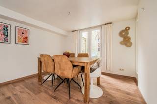 Een stukje erfgoed, klaar voor een nieuw hoofdstuk
Indeling
Bij het binnenkomen word je verwelkomd in een stijlvolle inkomhal met een prachtige trap die meteen de toon zet voor de rest van de woning.
Via een kleine trap bereik je het souterrain, waar een ruime leefkeuken werd ingericht. De keuken is uitgerust met een groot kookeiland, kwalitatieve toestellen en veel bergruimte — ideaal voor wie houdt van gezellig tafelen en koken. Dankzij het grote raam krijg je toegang tot een aangename stadstuin die uitnodigt tot ontspannen momenten in alle privacy. Daarnaast is er een handige kelderruimte die extra opslag biedt.
Op de eerste verdieping bevindt zich de ruime woonkamer die de volledige verdieping inneemt. Grote ramen zorgen voor overvloedig daglicht, terwijl de hoge plafonds en originele details zorgen voor een warme, uitnodigende sfeer.
De tweede verdieping herbergt een stijlvolle badkamer, voorzien van een inloopdouche, lavabomeubel en toilet. Daarnaast bevindt zich hier een flexibele ruimte, momenteel ingericht als bureau en zithoek, maar die ook kan worden omgevormd tot extra slaapkamers.
De bovenste verdieping is volledig gewijd aan de master bedroom.
Troeven
Karaktervolle woning met authentieke uitstraling
Zorgvuldig gerenoveerd met aandacht voor detail
Airconditioning op elke verdieping
Aangename stadstuin/koer met privacy