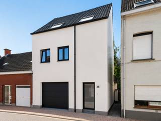 Bent u op zoek naar een instapklare gezinswoning waar ruimte, comfort en energiezuinig wonen perfect samenkomen? Dan zal deze volledig en hoogwaardig vernieuwde woning u meteen weten te bekoren. Gelegen in het centrum van Kapellen, op wandelafstand van winkels, scholen, openbaar vervoer en het gemeentepark, geniet u hier van een uitzonderlijke combinatie van comfort, rust en een uitstekende bereikbaarheid.<br /><br />De woning werd in 2026 met oog voor detail gerenoveerd, waarbij uitsluitend gekozen werd voor kwalitatieve materialen, een tijdloze architectuur en de modernste technieken. Het resultaat is een stijlvolle woning met een uitstekende EPC A-score en een bijzonder hoog wooncomfort.<br /><br />Via de inkomhal bereikt u de inpandige garage, die naast plaats voor een wagen ook over ruime bergruimte beschikt. De lichtrijke leefruimte met grote raampartijen vormt samen met de stijlvolle open keuken het absolute hart van de woning. De keuken is uitgerust met kwalitatieve inbouwtoestellen en sluit naadloos aan op de royale woon- en eetruimte. Dankzij de directe verbinding met het zonnige terras en de volledig omheinde tuin geniet u het hele jaar door van een aangename binnen-buitenbeleving. De praktische zijingang biedt bovendien een ideale toegang voor fietsen. <br /><br />Op de eerste verdieping bevinden zich een ruime slaapkamer, een apart toilet, een stijlvolle badkamer uitgerust met ligbad én inloopdouche en een kamer die kan dienen als bureau, dressing of slaapkamer.<br /><br />De tweede verdieping omvat nog twee volwaardige slaapkamers en een tweede badkamer met inloopdouche. Ruime zolder voorzien. <br /><br />De onderhoudsvriendelijke biedt een oase van rust en privacy, en beschikt over een terras en praktische tuinberging.<br /><br /><br />Deze woning beschikt over volgende troeven:<br /><br />- Energiezuinige woning met EPC-label A<br />- Zonnepanelen<br />- Ventilatiesysteem<br />- Volledig geïsoleerd dak en muren<br />- Hoogrendementsbeglazing<br />- Regenwater recuperatie<br />- Centrumligging op wandelafstand van alle voorzieningen<br /><br />Een woning waar hedendaagse architectuur, hoogwaardige afwerking en duurzaam wooncomfort perfect samenkomen. Maak vandaag nog een afspraak en ontdek zelf de uitzonderlijke kwaliteit en ruimte die deze unieke gezinswoning te bieden heeft.