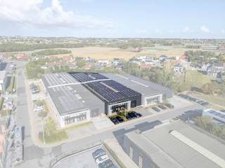 <strong>Op zoek naar ruimte om te ondernemen?</strong><br /><br />Langs de Beversesteenweg, vlakbij oprit Roeselare-Beveren vinden we dit ruim en lichtrijk bedrijfsgebouw terug. Het gebouw maakt deel uit van een recent vernieuwde site.<br /><br />Het gebouw biedt ruimte aan een opslagplaats/atelier van 1.717m² (eventueel opsplitsbaar) en een kantoorruimte van in totaal 228m² (twee verdiepen).<br />In het magazijn zijn volgende voorzieningen aanwezig:<br />- 3x 400V+N<br />- geautomatiseerde sectionale poorten<br />- betonvloer<br />- airconditioning aanwezig in de kantoren<br />- sanitair + keuken<br />- de loods heeft een vrije hoogte van 5.2m (tot tegen spanten)<br /><br />Het kantoor is onderverdeeld in verschillende burelen, sanitair, keuken en een ruime ontvangstruimte.<br /><br />Buitenschrijnwerk werd recent vernieuwd en de kantoren gerenoveerd.<br />Er zijn 5 parkeerplaatsen inbegrepen in de huur, vooraan het gebouw.<br /><br />Vrij vanaf april-mei 2026 in samenspraak.<br />Verhuur onder btw stelsel. excl gemeenschappelijke kosten (5% huurprijs per maand) en ORV .<br /><br />Interesse? Geef ons een seintje voor een bezoek!