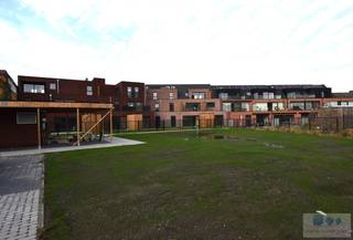 KOOP NU EN BETAAL PAS BIJ OPLEVERING !!<br /><br />Prachtig nieuwbouwproject op toplocatie in de dorpskern van Berlaar.<br /><br />Deze prachtige residentie in het centrum van Berlaar staat voor een stijlvolle, hedendaagse en tijdloze architectuur. De materiaalkeuze en detaillering resulteert in gevels die eenvoud en klasse uitstralen. Deze lijn wordt volledig doorgetrokken in heel het project dat met de grootste zorg voor esthetiek werd ontworpen.<br /><br />Dit project zal bestaan uit 14 appartementen met 1, 2 of 3 slaapkamers in combinatie met bovengrondse carports en privatieve bergingen. De bewoonbare oppervlaktes variëren tussen de 80 m² en 131 m² allen voorzien van unieke lichtinval.<br /><br />We betreden de appartementen via de inkomhal dewelke ons leidt tot een zeer lichtrijke leefruimte met toegang tot het prachtige zonneterras, aansluitend vinden we de eetplaats en een volledig uitgeruste open keuken. Verder hebben we nog telkens 1, 2 of 3 slaapkamers, een apart toilet, een geriefelijke berging en een ruime badkamer.<br /><br />Er zal standaard gebruik gemaakt worden van vloerverwarming met warmtepomp, ventilatie en zonnepanelen dewelke voor een lage energiebehoefte zullen zorgen.<br /><br />BOVENGRONDSE CARPORT EN BERGING inbegrepen in de prijs!<br /> <br />Kom snel eens langs bij ons, dan geven we u graag meer uitleg op maat. U kan ons ook contacteren voor een vrijblijvende waardebepaling van uw eigendom. U zal vakkundig bijgestaan worden in combinatie met een persoonlijke aanpak voor uw aan en verkoop.