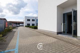 <p>Op zoek naar een ruim en veelzijdig bedrijfspand op een strategische locatie? Dit multifunctionele kantoorgebouw, gelegen in het industriepark van Zwijnaarde, biedt tal van mogelijkheden voor ondernemingen die op zoek zijn naar een praktische en professionele werkomgeving.</p><p>Het gebouw beschikt over maar liefst 16 afzonderlijke kantoorruimtes, verdeeld over twee verdiepingen. Dankzij zijn bestemming als industriegebied en zijn flexibele indeling is het pand geschikt voor uiteenlopende professionele activiteiten,zoals een artsenpraktijk, medisch labo,...<br />Op de gelijkvloerse verdieping bevindt zich een toiletcomplex.</p><p>Een absolute troef is de ruime parkeergelegenheid: op het buitenterrein zijn maar liefst 23 parkeerplaatsen voorzien, ideaal voor medewerkers en bezoekers.</p><p>De ligging in het industriepark van Zwijnaarde maakt dit pand tot een interessante opportuniteit voor bedrijven die op zoek zijn naar een functionele uitvalsbasis in een professionele bedrijfsomgeving.</p><p>Interesse? Contacteer ons voor meer informatie en het inplannen van een bezoek ter plaatse.</p>