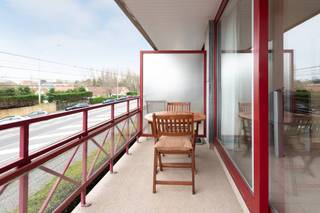 Verzorgd appartement met twee slaapkamers te huur op de eerste verdieping van de Residentie Panorama, Veurnestraat 13F. Het appartement is...