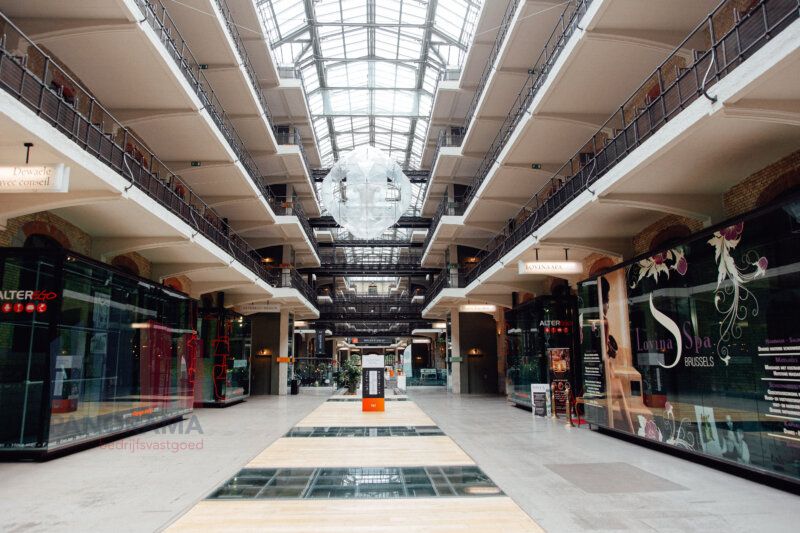 Authentic office of 348 m² in the centre of Brussels - photo 3