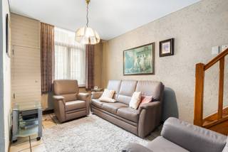 Op zoek naar een gezellige en instapklare woning op een gunstige ligging nabij Gent? Deze aangename stadswoning met een bewoonbare oppervlakte van 142 m² biedt ruimte, comfort en tal van mogelijkheden.<br /><br />Bij het betreden van de woning kom je terecht in de inkomhal die leidt naar de lichtrijke woonkamer. Aansluitend bevindt zich de functionele keuken met toegang tot de berging en de badkamer. Achteraan geniet je van een aangenaam terras en een gezellige tuin met tuinhuis — ideaal om tot rust te komen of om te genieten met familie en vrienden.<br /><br />Op de eerste verdieping bevinden zich twee volwaardige slaapkamers. De tweede verdieping heeft een derde slaapkamer met extra hobbyruimte of bureauruimte en toegang tot de geïsoleerde zolder.<br /><br />Kortom, een ideale gezinswoning of interessante investering op een vlot bereikbare locatie nabij Gent.<br /><br />Bezoekdag: maandag 04/05 van 16u tot 18u, mits het maken van een afspraak via 09 395 05 40 of verkoop@concept-home.be <br /><br /><br /><br /><br /> 