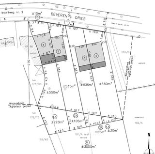 Bouwgrond voor een half open bebouwing op een perceel van 600m², gevelbreedte 7m.<br />Dit perceel wordt verkocht met bouwverplichting via de aannemer.<br />Bouwstijl naar keuze. <br />Er kan hier gebouwd worden aan<strong> 6 % BTW</strong> door sloop van de vorige hoeve.<br /><br />Bouwdiepte gelijkvloers 15m - op het verdiep is er een bouwdiepte van 12m.<br /><br />Grootste troef:
<ul><li>Bouwen aan 6 % BTW
<ul><li>Door de sloop van een oude hoeve kunnen we hier nu bouwen aan 6 % BTW</li></ul>
</li></ul>
<br />Dit perceel is gelegen op een toplocatie op een boogscheut van Waregem en centrum Beveren Leie.<br />En toch is het rustig gelegen.<br /><br />Op vandaag staat hier nog een oude hoeve, deze zal afgebroken worden door de aannemer. <br />Achterliggend ligt er nog een perceel van 3000 m² agrarisch die eventueel kan bijgekocht worden, op dit perceel staan grote prachtige bomen die het zicht in de tuin bevorderen.<br /><br />Heeft u interesse of vragen naar de bouwmogelijkheden, neem dan gerust contact op met ons kantoor.<br /><br />