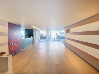 Kantoor van ca. 300 m² te huur op centrale ligging met visibiliteit in Torhout.Indeling van het pand:- open ruimte - aparte keuken - bureel-...