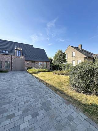 Deze stijlvolle nieuwbouwwoning in Boezinge combineert hedendaags wooncomfort met een energiezuinige afwerking. Dankzij de doordachte indeling, kwalitatieve materialen en zonnepanelen geniet u van een instapklare woning. Bovendien zijn de slaapkamers uitgerust met verduisteringsgordijnen en werd de woonkamer voorzien van stijlvolle lamellen, wat zorgt voor extra comfort en privacy.<br /><br />INDELING<br />Gelijkvloers: <br />- Inkomhal met apart toilet<br />- Lichtrijke leefruimte<br />- Volledig uitgeruste open keuken<br />- Ruime berging<br />- Terras met tuin en ruim tuinhuis<br />- Garage<br /><br />Verdiep +1:<br />- Nachthal met apart toilet<br />- 3 slaapkamers <br />- Badkamer met ligbad, douche en dubbele lavabo<br />- Technische ruimte <br />- Zolder<br /><br />Ben je geïnteresseerd in dit pand te huur? Surf dan naar de website www.dewaele.com, klik op de rode knop 'Bezoek aanvragen' en vul het huurdersprofiel in. Daarna nemen we contact op voor een bezoek. Telefonisch kunnen er geen afspraken ingepland worden.