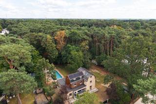 Voor verdere info of een vrijblijvende waardebepaling van uw eigendom: jordi.broes@homixx.be of 016 19 93 40.<br /><br />Met veel genoegen stellen wij deze bijzonder ruime, charmante, gerenoveerde en energiezuinige open bebouwing aan u voor, gelegen in een heel rustig en groen straatje op een perceel van 1815 m² te Keerbergen. <br />Deze grotendeels uitstekend afgewerkte gezinswoning combineert op een harmonieuze wijze doordacht wooncomfort, een overvloed aan natuurlijk licht en een indrukwekkende energetische prestatie. <br /><br />Via de poort betreden we de woning via de inkomhal en komen we terecht in de royale leefruimte met eetplaats en livingruimte. <br />De moderne open en hypergeïnstalleerde keuken met zicht op de prachtige tuin sluit hier naadloos op aan, wat zorgt voor een uitnodigende sfeer en een optimaal ruimtegevoel. <br />De functionele indeling op het gelijkvloers wordt versterkt door een praktische wasplaats en een afzonderlijke berging. <br />Met maar liefst vier volwaardige slaapkamers (twee op verdieping 1 en twee op verdieping 2), een verzorgde badkamer met nog een eventuele uitbreidingsmogelijkheid voor een tweede badkamer op de hoogste verdieping en drie afzonderlijke toiletten biedt deze woonst alle gewenste ruimte voor een dynamisch gezin of wie nood heeft aan extra werk- en hobbyruimtes. <br /><br />Bovendien beschikt de woning over een ruime zolder die uitstekende extra opbergmogelijkheden aanbiedt of voor slaapkamers kan gebruikt worden. <br />Buiten kunt u in alle rust ontspannen in de aangename en royale tuin met aanpalend zwembad. <br />Ook op het vlak van parkeergelegenheid woont u hier bijzonder comfortabel dankzij een overdekte carport voor één wagen én meerdere buitenparkeerplaatsen op het terrein. <br />Dankzij de uitstekende EPC-score A geniet u bovendien van een duurzame, zorgeloze en energiezuinige thuis voor de toekomst. <br /><br />Troeven:<br /><br />- Uitstekende energetische prestatie met een indrukwekkende EPC-score A, vanwege de lucht-waterwarmtepomp en lucht-luchtwarmtepompen, 18 zonnepanelen, vele isolaties,... <br />- Conforme elektriciteit (3 fasig 400V) en asbestveilig<br />- Verrassend ruime indeling met 4 slaapkamers, 1 (of 2 na uitbreiding) badkamers, 3 toiletten, wasplaats en berging <br />- Royale parkeermogelijkheden met een carport en meerdere buitenstaanplaatsen<br />- Zeer rustig en groen gelegen in de natuur met een leuk zwembad in de tuin<br /><br />Hopelijk tot snel voor jullie bezoek!