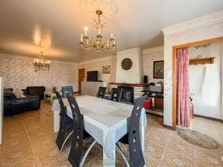 VEELZIJDIG PAND MET COMMERCIËLE MOGELIJKHEDEN en een vlotte verbinding tussen Brakel en Ronse. Deze RUIME EIGENDOM deed jarenlang dienst als...