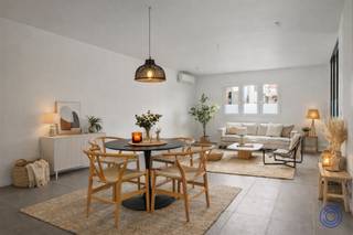 <p><span>Informatie appartement</span></p><p><span>Dit instapklare appartement is gelegen op de hoek van de Du Chastellei, zonder twijfel een van de mooiste en groenste lanen van Merksem. De locatie is ideaal: met winkels, openbaar vervoer en het Bouckenborghpark op wandelafstand, geniet u hier van een uitstekende bereikbaarheid in een rustige omgeving. Dankzij de grote raampartijen is de ruime woonkamer zeer lichtrijk, stijlvol afgewerkt met inbouwspots en een onderhoudsvriendelijke tegelvloer. Voor optimaal comfort is deze ruimte voorzien van airconditioning (koelen en verwarmen). Aansluitend bevindt zich de volledig vernieuwde, aparte keuken (2026) met een groot kookeiland en modern comfort, zoals een inductiekookplaat met geïntegreerde afzuiging en een vaatwasser, koelkast met vriesvak, enz. De grote slaapkamer van ca. 15 m² is stijlvol afgescheiden door een glazen schuifdeur, terwijl de badkamer (2026) praktisch is ingericht met een inloopdouche en een verwarmd handdoekrek, lavabomeubel met spiegel en een toilet. Als extra troeven beschikt het appartement over 2 staanplaatsen voor de deur die verplicht mee aangekocht moeten worden voor €20.000 en een ruime kelderberging van ca. 8 m². Met privatieve meters voor gas, water en elektriciteit en lage maandelijkse kosten ca. €100 (onderhoud, schoonmaak, elektriciteit, brandverzekering + rechtsbijstand, syndicus, etc.), biedt dit eigendom een zorgeloze woonervaring op een absolute toplocatie nabij het Kroonplein.</span></p><p><span> </span></p><p><span>Indeling</span></p><ul><li><span>Ruime woonkamer is voorzien van een onderhoudsvriendelijke, kwalitatieve tegelvloer en ingebouwde plafondspots.</span></li><li><span>De aparte, keuken is voorzien van een ruim kookeiland en werd grondig vernieuwd in 2026. De keuken beschikt over alle hedendaagse toestellen zoals een inductie kookplaat met ingebouwd afzuigsysteem, vaatwasser, ijskast met vriesvak, etc.</span></li><li><span>Grote slaapkamer ca. 15m² met schuifdeur in glas.</span></li><li><span>Praktische badkamer voorzien van een inloopdouche, lavabomeubel met spiegel, verwarmd droogrek voor handdoeken en wc.</span></li></ul><p><span> </span></p><p><span>Extra's</span></p><ul><li><span>Zeer ruime kelderberging nr. 1 van ca. 8m², inbegrepen in de vraagprijs.</span></li><li><span>De voortuinstrook werd via een algemene vergadering in 1993 privatief toebedeeld aan het appartement. Deze voortuinstrook werd ingericht als 2 staanplaatsen die uitsluitend door de eigenaar/bewoner van het appartement mogen worden gebruikt.</span></li><li><span>De woonkamer is voorzien van een AIRCO-toestel met koel en verwarmingsfunctie.</span></li></ul><p><span> </span></p><p><span>Algemene informatie</span></p><ul><li><span>Privatieve verbruiksmeters voor gas, elektriciteit en water.</span></li><li><span>Maandelijkse kosten 100 €/maand (onderhoud, schoonmaak, elektriciteit, brandverzekering + rechtsbijstand, syndicus, etc.)</span></li></ul><p><span> </span></p><ul><li><span>EPC: label C (geen renovatieplicht)!</span></li><li><span>Asbestinventarisattest: in aanvraag.</span></li><li><span>Elektrische keuring: in aanvraag!</span></li></ul><p><span> </span></p><p><span>Gebouw</span></p><ul><li><span>Het appartementsgebouw bestaat uit een gemeenschappelijke kelder, gelijkvloers en 2 verdiepingen met telkens een 2 appartementen.</span></li><li><span>Belangrijk: in de basisakte staat opgenomen dat voor 1993 de binnenkoer overdekt is met platdak en koepel, zonder dat hiervoor een bouwtoelating werd bekomen, en waar thans de badkamer-wc's werden geplaatst van de gelijkvloerse appartementen. U kan zich hiervoor bijkomend informeren bij de Stad Antwerpen en uw notaris. Het pand wordt verkocht met deze kennis, en dit ter vrijwaring van de verkoper.</span></li><li><span>Parlofoon aanwezig.</span></li></ul><p><span> </span></p><p><span>Ligging</span></p><ul><li><span>Gelegen op de hoek van de Du Chastellei, zonder twijfel één van de mooiste lanen van Merksem.</span></li></ul><ul><li><span>Het appartement is gelegen in een residentiële woonwijk nabij het centrum van Merksem.</span></li><li><span>Verschillende winkels, kruidenierszaken, etc. op wandelafstand.</span></li><li><span>Het bruisende Kroonplein met gezellige bars en restaurants ligt om  de hoek, alsook het prachtige Park Rozendaal. Als je de straat oversteekt kom je uit in het Bouckenborghpark.</span></li><li><span>MOBISCORE: 9,1/10!</span></li></ul><p><span> </span></p><p><span>* De informatie in deze prospect is ter informatieve titel: de kandidaat-kopers moeten hun eigen zaak maken van het verkrijgen, controleren en interpreteren van deze informatie.</span></p>