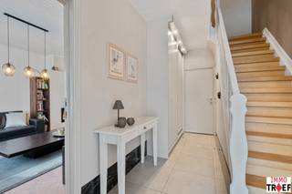 Deze mooi afgewerkte halfopen bebouwing is gelegen in een rustige straat in Lebbeke vlakbij openbaar vervoer, winkels, scholen. Indeling: een...