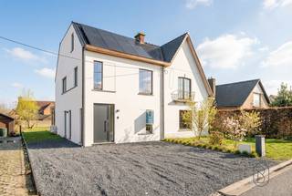 Topgelegen kwaliteitsvolle nieuwbouwwoning, stijlvol afgewerkt! (+ 21% BTW)<br />Indeling: inkom met traphal, vestiaire en apart toilet, lichtrijke leefruimte (mooi parket), open volledig uitgeruste keuken met eiland, handige bergruimte. Op de eerste verdieping bevinden zich de overloop, 2 volwaardige slaapkamers en de badkamer (dubbele lavabo, inloopdouche en toilet). De grote masterbedroom bevindt zich op de tweede verdieping en beschikt over een dressingruimte en aparte bureauhoek.<br />De woning staat op een mooi perceel en heeft reeds een aangelegd terras en oprit voor meerdere wagens.<br />TROEVEN: centrale verwarming met warmtepomp, zonnepanelen aanwezig, regenwater aangesloten, mooie materialen, reeds geschilderd, verzorgd afgewerkt.<br />Meer info of een bezoek? Contacteer info@immobeguin.be