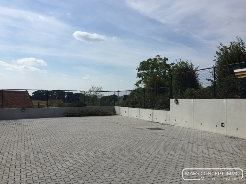 Parkeerplaats te huur achter residentie VoltaAfgesloten parking, toegang via geautomatiseerde poort