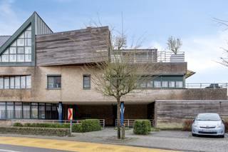 Indeling als volgt:EERSTE VERDIEPING (lift aanwezig):- Inkomhal met gastentoilet.- Toegang tot de drie volwaardige slaapkamers van resp. ca...