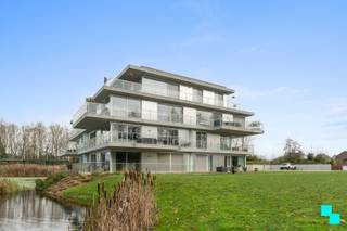 Ontdek Residentie Heron in Roeselare: exclusief en energiezuinig wonen (warmtenet!)in een afgesloten parktuin op de voormalige site van B2Ai. Na het succes van Fase I &amp; II lanceren we Fase III – Blok A, met 12 hoogwaardige appartementen met riante terrassen, tijdloze architectuur en een high-end afwerking. Voor wie droomt van klasse, comfort en karakter. Bijkomende troeven: 6% BTW is hier mogelijk. Informeer ook naar onze lanceringsvoorwaarden! Bezoek ons modelappartement op afspraak. <br /><br />Heron bestaat uit vier urban villages (lees: paviljoenen). Elk paviljoen bestaat uit 12 tot 14 luxe appartementen, waarvan de architectuur en het interieur de conceptlijnen van het levenslang wonen volgen. Dat betekent dat de vier urban villages maximale flexibiliteit bieden en dat er nog voldoende keuzevrijheid is om uw interieur aan te passen aan elke levensfase.<br />Kortom: investeren in dit uitzonderlijk vastgoed is investeren voor het leven (en langer). Met B2Ai als architect en Coussée-Bostoen als aannemer staat dit project garant voor Roeselaarse topkwaliteit!<br />Indeling - Heron biedt voor elk wat wils. Er zijn zowel kleine (vanaf 71m²) als riante appartementen (tot 129m²), gaande van 1-3 slaapkamers. Telkens met fantastische terrassen met uitzicht op de parktuin en vijver, tot wel 83m²! En dat in een kleinschalig gebouw, met slechts 2 penthouses op niveau +2. <br />Indeling: Indeling: inkomhal met ruimte voor vestiaire / toilet met wastafel / twee ruime slaapkamers / volledig uitgeruste badkamer / ruime leefruimte met open keuken voorzien van kookeiland en alle nodige toestellen / technische ruimte/berging / riant terras (29m²) uitgevend op parktuin/vijver<br />Extra - Ondergrondse garages, parkeerplaatsen én bergingen.<br />Troeven - 6% BTW mogelijk / Historische site / omgeven door natuur / focus op duurzaamheid en energie-efficiëntie / hoogwaardige architectuur / nabij scholen, buurtwinkels, handelszaken en openbaar vervoer / Flexibele keuzemogelijkheden in afwerking<br />De foto’s in deze voorstelling zijn afkomstig van reeds gerealiseerde en gelijkaardige appartementen uit Fase I &amp; II.<br />Benieuwd? - Frederik organiseert voor dit project afspraken op kantoor of in het modelappartement ter plaatse, mits het maken van een afspraak. Meer algemene informatie is terug te vinden via www.bordes.be