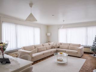 <strong>Centrum Gent - Lichtrijk 2-slpk hoekappartement op een boogscheut van de Kouter.</strong><br /><br /><em>Voor meer informatie mail naar info@carloeggermont.be </em><br /><br /><br /><em>Dit appartement vinden we terug op de eerste verdieping van een hoekgebouw gelegen op de kruising van de Twaalfkameren en de Johan Daisnestraat.</em><br /><br />Rustig gelegen op wandelafstand van de Kouter en de belangrijkste winkelstraten van het Gentse stadscentrum. De ideale uitvalsbasis en het ideale rustpunt te midden van het bruisende stadsleven.<br /><br />Via de lift krijgt men toegang tot het appartement op de eerste verdieping. Het appartement geniet een logische en praktische indeling. <br /><br />De inkomhal voorzien van gastentoilet geeft toegang tot de leef- en eetruimte die samen een lichtrijk geheel vormen dankzij dat de hoekligging en de daarbij horende raampartijen. In deze ruimte vinden we nog het origieneel parket. Aansluitend aan de eetplaats vinden we de keuken met een even praktische indeling en toegang tot een balkon. Achter de keuken is er nog een handige een bergplaats.<br /><br />De hal van het appartement leidt naar twee aangename slaapkamers en de badkamer die voorzien is van een bad/douche en wastafel.<br /><br /><strong>Kortom, gelegen op deze toplocatie is dit de ideale investering voor zowel young professionals, investeerders of voor ouders van studerende kinderen.</strong><br /><br /><em>(Maandelijkse provisiekosten: € 116, verbruik gas/water collectief, privatieve kelderberging inbegrepen)</em>